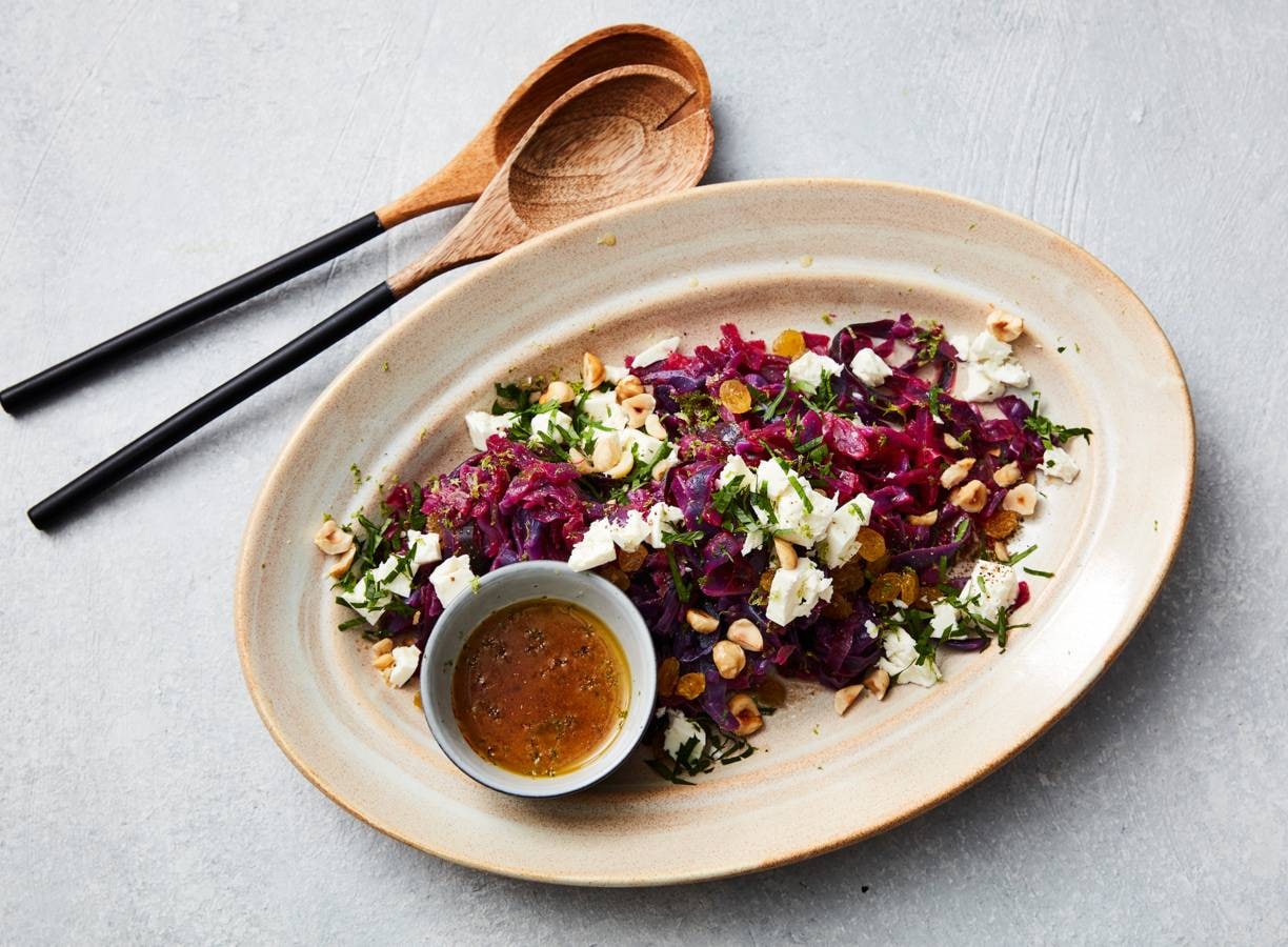 Maaltijdsalade met lauwwarme rodekool