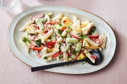 Pittige pastasalade met kip, mango en komkommer (advertorial)