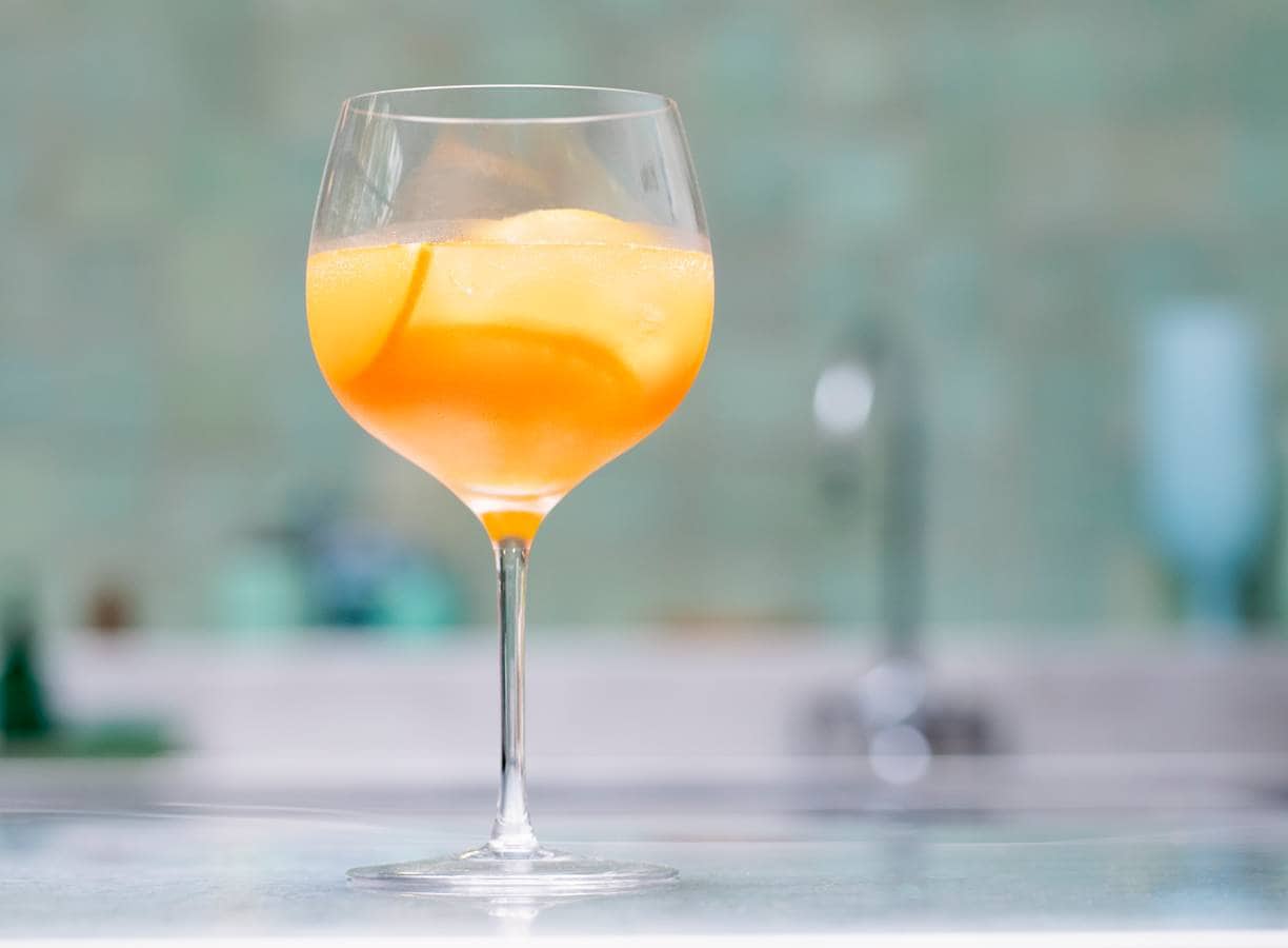 Mocktail wortel-gemberfizz met kurkuma