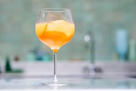 Mocktail wortel-gemberfizz met kurkuma