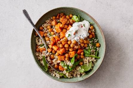 Kikkererwtenbowl met zoete aardappel, quinoa en spinazie