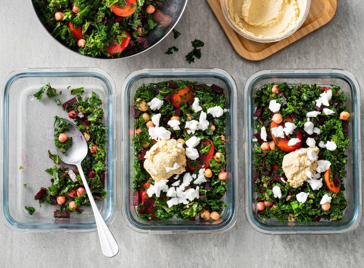 Mealprep van boerenkool, biet, wortel en vegan 'feta'