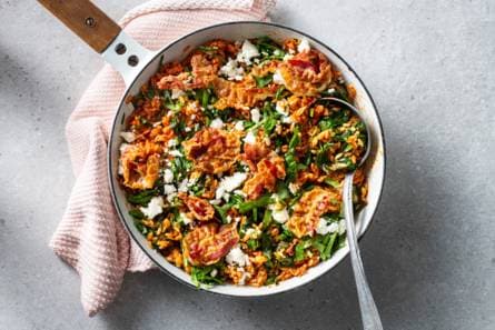 Eenpansgerecht met riso, spinazie en pancetta
