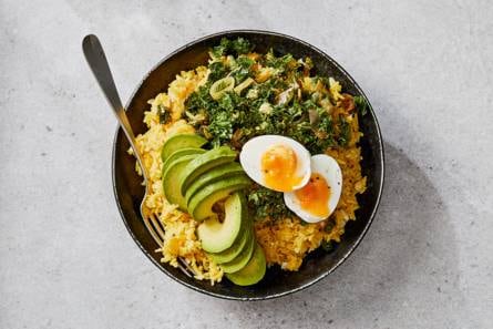 Kurkumarijstbowl met boerenkool, avocado & ei