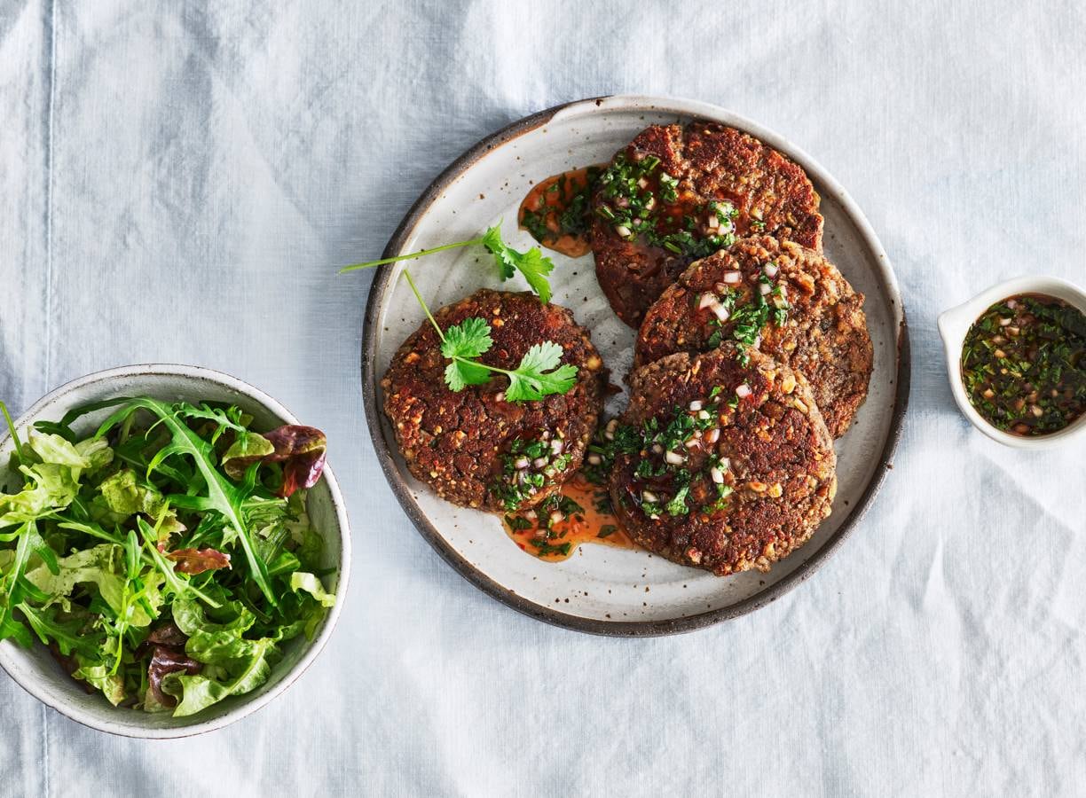 Champignonburgers met pittige koriandersaus