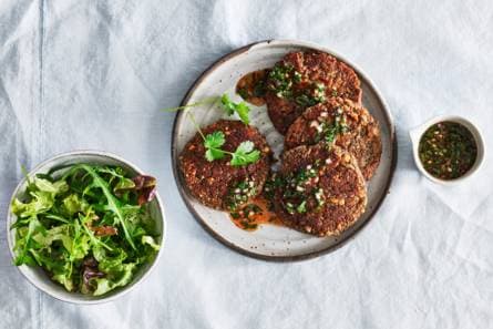 Champignonburgers met pittige koriandersaus