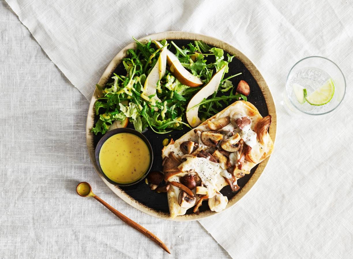 Gegratineerde paddenstoelen met geitenkaas en peersalade