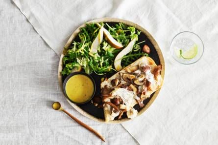 Gegratineerde paddenstoelen met geitenkaas en peersalade