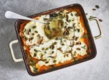 Ultiem comfortfood, deze pompoenlasagne met pastinaak en romige zelfgemaakte bloemkoolsaus.