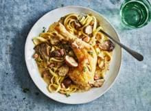 De crème fraiche maakt deze kippenpoten met pancetta lekker romig. Lekker met de gekookte tagliatelle.