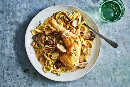 Gestoofde kippenpoten met pancetta & pasta