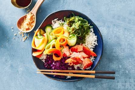 Sushisalade met warmgerookte zalm & zeewiersalade