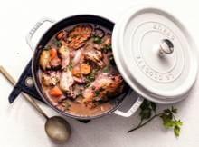 Coq au vin: een heerlijke Franse stoofpot van kip in rode wijn. Daar scoor je punten mee!