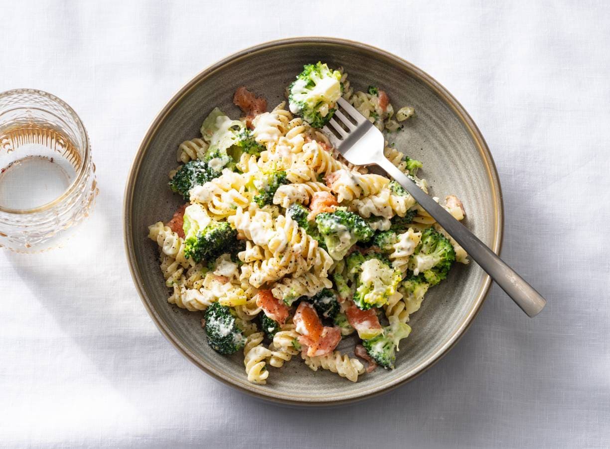 Pasta met broccoli en zalm in romige saus