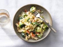 Deze pasta met zalm en broccoli is niet alleen superlekker maar ook nog supersnel klaar. Met 15 minuten roep jij iedereen aan tafel!