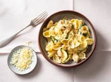 Wat eten we vandaag? Pasta kip met roomsaus. Groente erbij? In dit geval voegen we aan de pastaschelpjes nog courgette toe. Al in een halfuurtje op tafel.