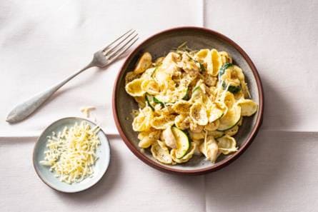 Romige pasta met kip en courgette