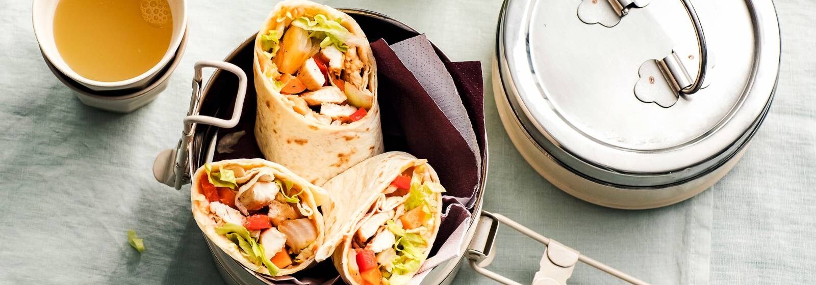 Wraps maken wraps met kip, paprika en ijsbergsla. recept Allerhande