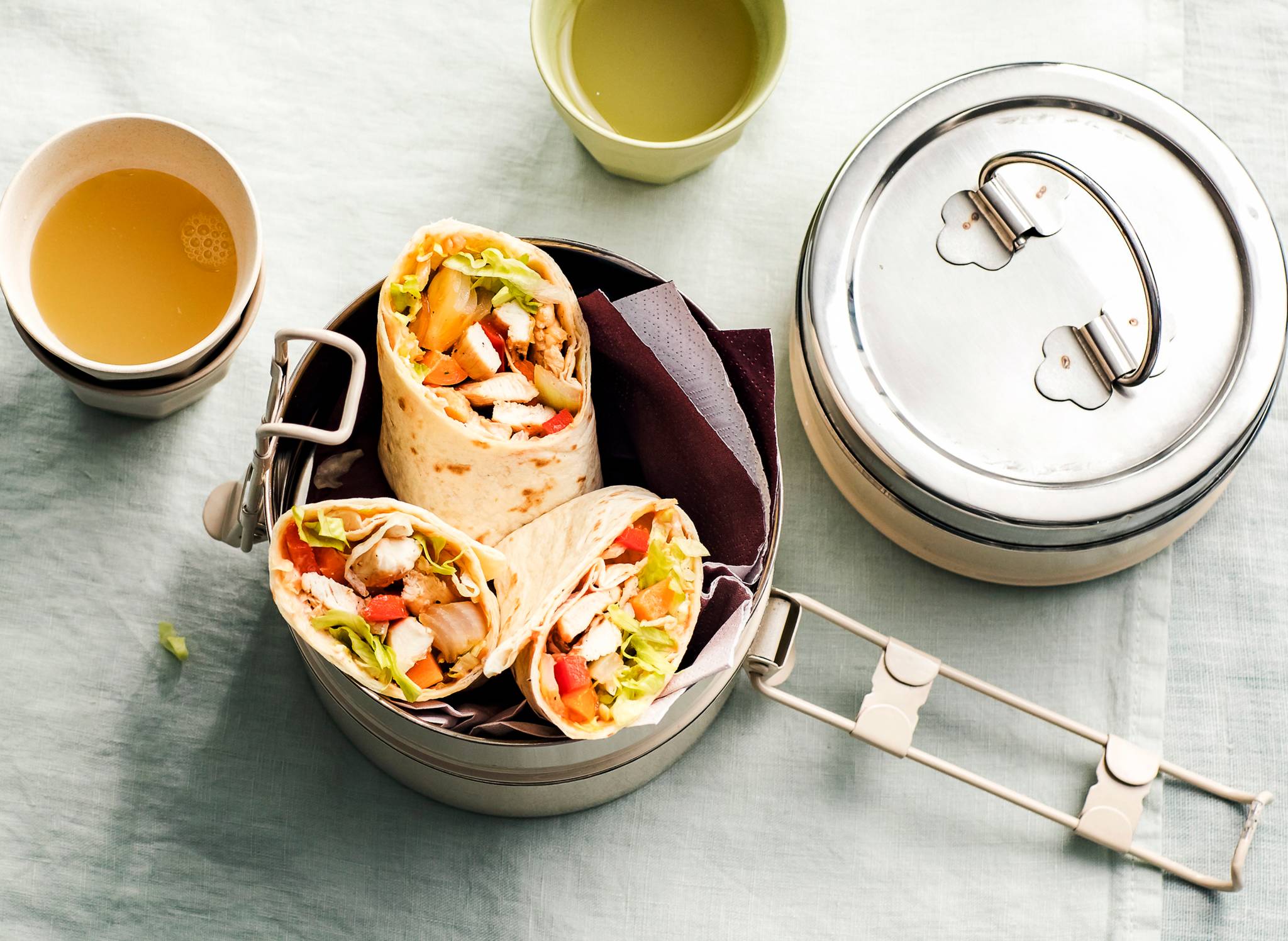 Wraps maken wraps met kip, paprika en ijsbergsla. recept Allerhande