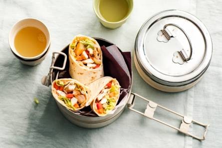 Wraps met kip, paprika en ijsbergsla
