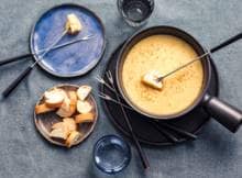 Yes, kaasfondue! In dit lekkere recept gebruik je maar liefst twee kazen: grùyere en emmentaler.