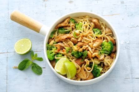 Noedels met broccoli, cashewnoten en stukjes á la kip