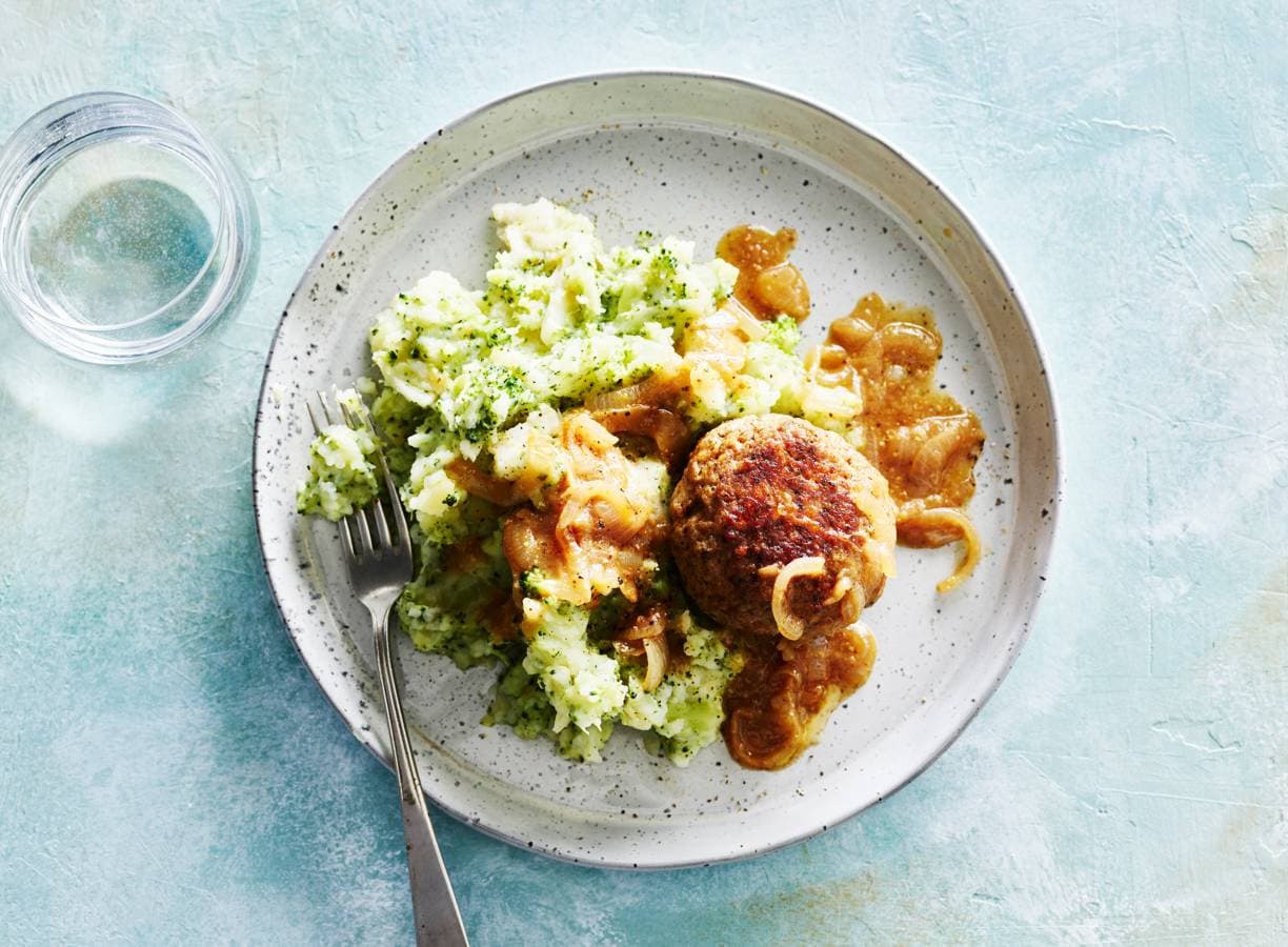 Broccoli-wortelpeterseliestamppot met gehaktbal & mosterdjus
