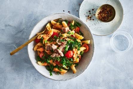 Penne in tomatensaus met tonijn & boerenkool