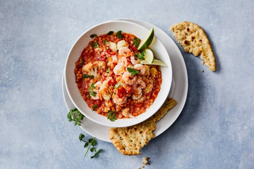Indiase garnalencurry met bloemkool & naanbrood