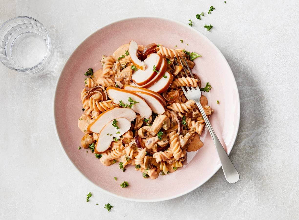 Pasta-stroganoff met champignons & gerookte kip