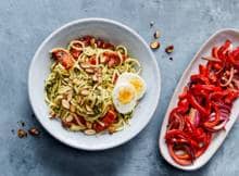Deze gouden combi van pasta en pesto maak je éxtra lekker met een zachtgekookt eitje en een paprika-tomatensalade.