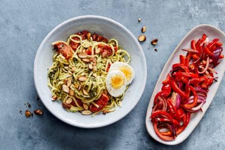 Spaghetti met pesto, zachtgekookt ei & tomaten-paprikasalade