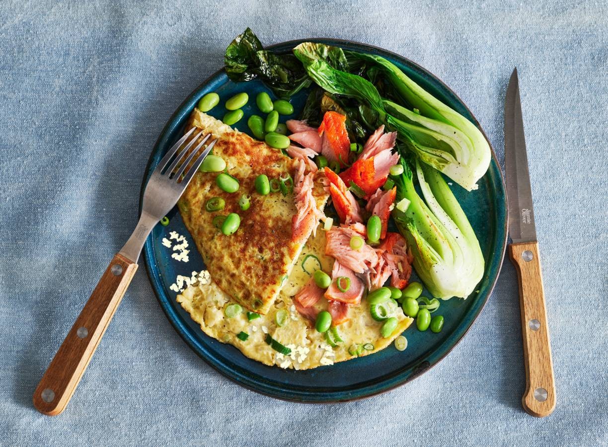 Bloemkoolrijstomelet met gebakken paksoi & warmgerookte zalm