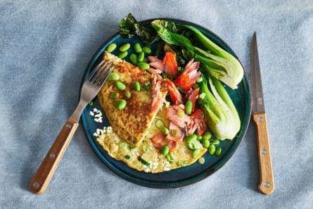 Bloemkoolrijstomelet met gebakken paksoi & warmgerookte zalm