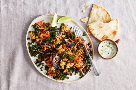 Oosterse kip met geroosterde boerenkool, peen & limoenyoghurt