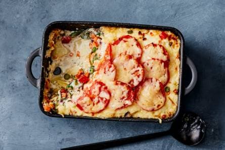 Italiaanse aardappelschotel met geraspte kaas & tomaat