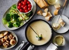 Kaasfondue met witte wijn, brood en éxtra veel groente. Perfect voor een romantische avond!