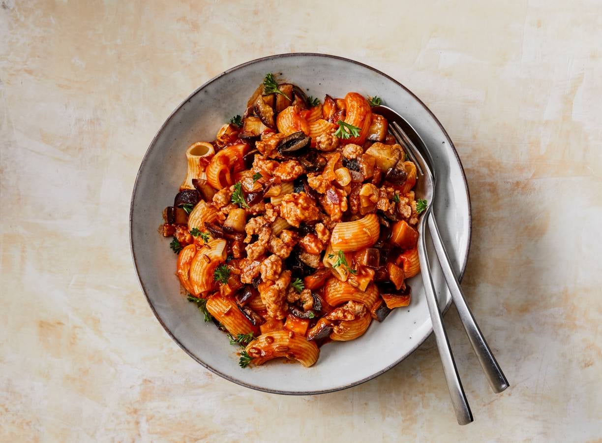 Mediterrane pasta met worst, aubergine & olijven