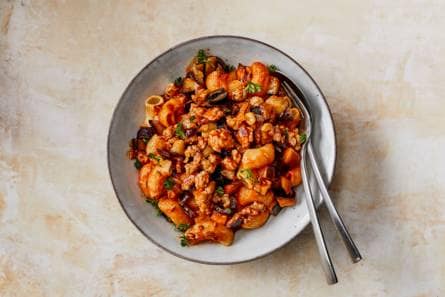 Mediterrane pasta met worst, aubergine & olijven