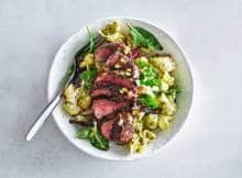 Bord vol liefde met deze gevulde pasta, zelfgemaakte ricotta-spinaziesaus met pistachenoten en biefstuk.
