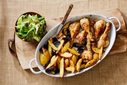 Drumsticks met geroosterde aardappeltjes en sla
