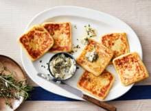 In Ierland eten ze deze warme aardappelbroodjes (farls) als ontbijt, met gebakken spekjes.