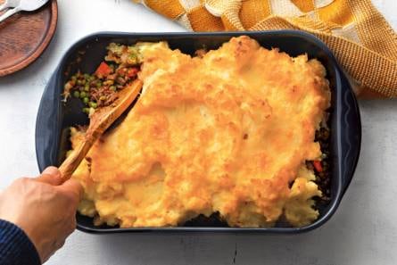 Cottage pie met rundergehakt, tuinerwten en cheddar
