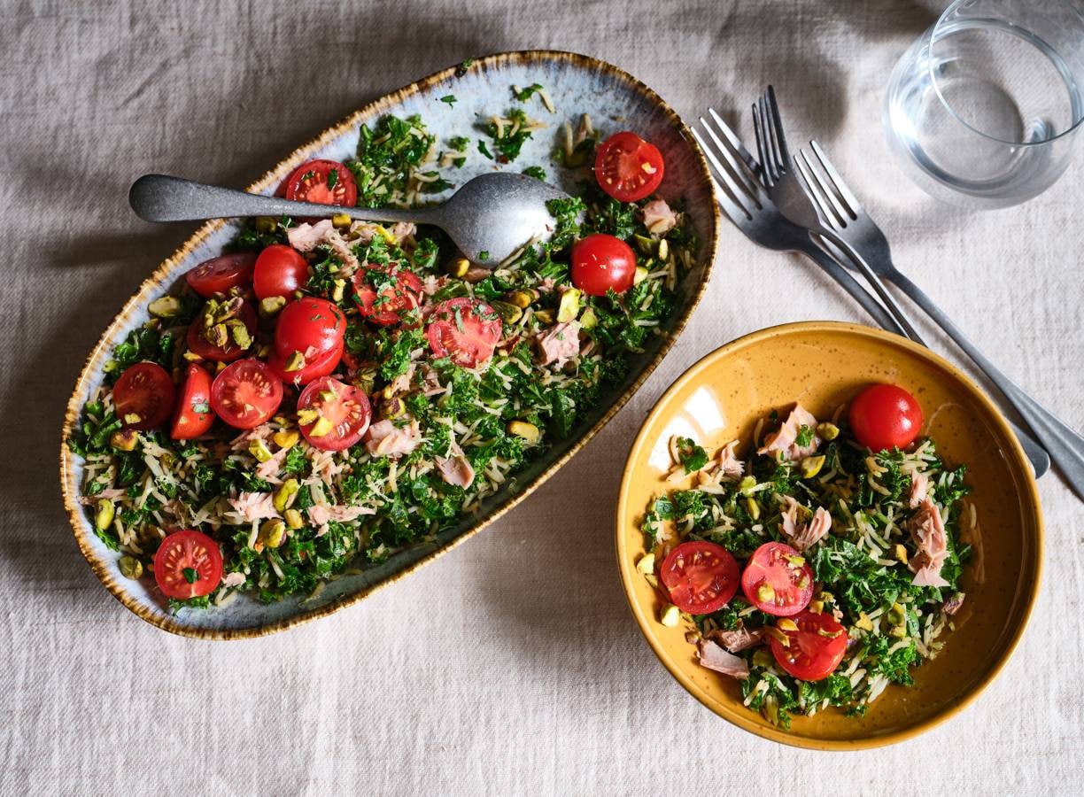 Rijstsalade met kruiden, tonijn en pistachenoten