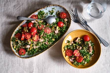 Rijstsalade met kruiden, tonijn en pistachenoten