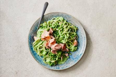 Romige spaghetti met doperwten en zalm