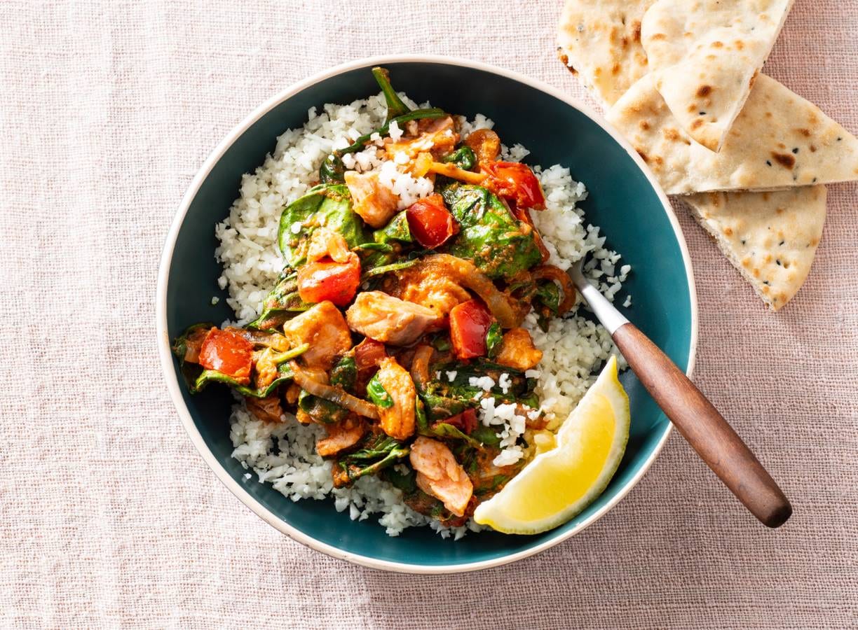 Indiase tomatencurry met zalmfilet, bloemkoolrijst & naanbrood