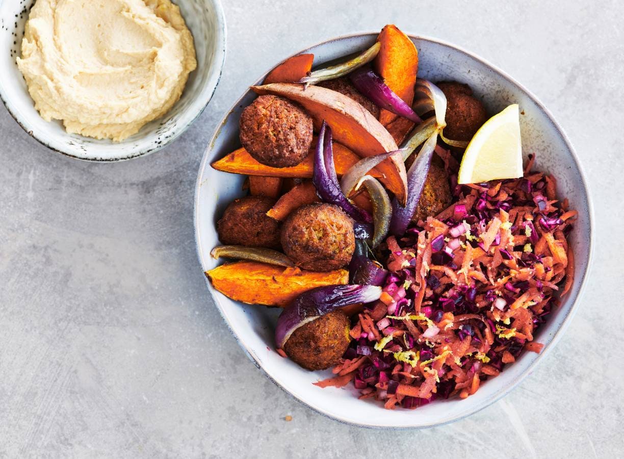 Zoete aardappel met falafel & knapperige rauwkostsalade
