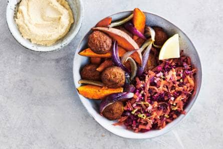 Zoete aardappel met falafel & knapperige rauwkostsalade