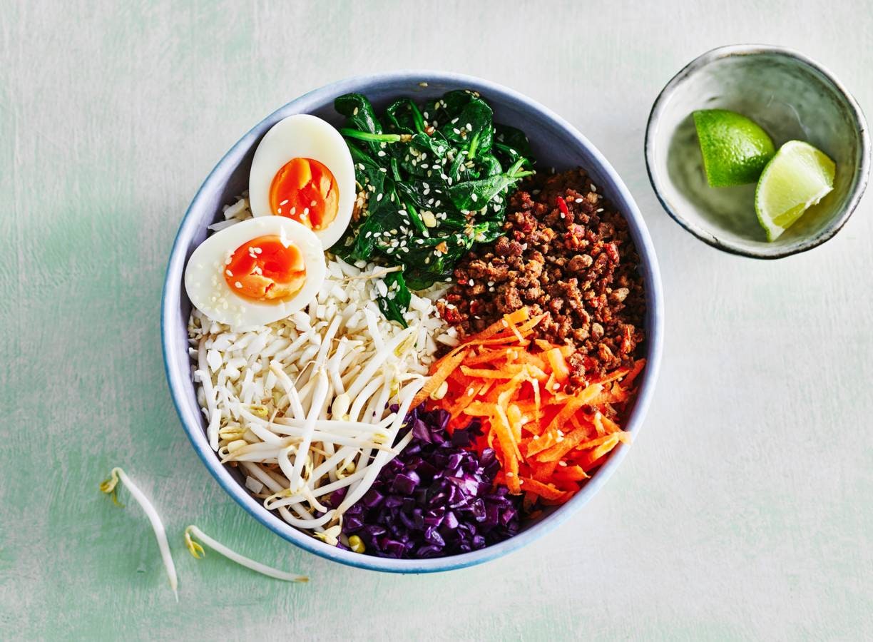 Aziatische bloemkoolrijstbowl met rodekool & spinazie